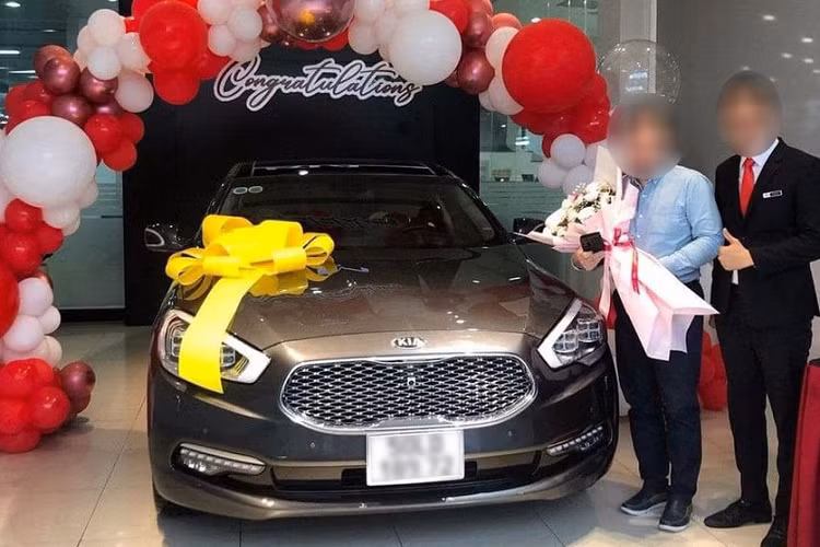 Vì giá Kia Quoris 2016 quá cao, cộng thêm thương hiệu Kia vốn gắn liền với xe bình dân, nên những chiếc Quoris đã phải nằm chờ trong showroom trong suốt thời gian dài mà không có khách mua. Mới đây, hãng Kia đã quyết định giảm giá cho Quoris xuống còn 1,98 tỷ đồng. Nói cách khác, so với thời điểm ban đầu, giá của mẫu sedan cỡ lớn này đã giảm đến 768 triệu đồng.