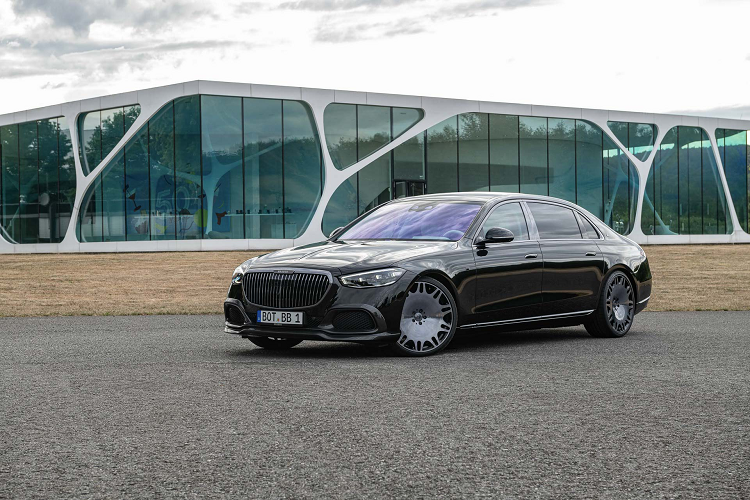 Với tên gọi Brabus 600 2022 siêu sang, đây là bản độ lại của chiếc Mercedes-Maybach S580 vốn dĩ sang trọng hơn rất nhiều so với S-Class tiêu chuẩn. Những điểm nhấn nổi bật nằm ở bộ bodykit bằng sợi carbon, nội thất màu xanh ngọc đầy quyến rũ và đặc biệt khối động cơ V8 cũng đã được tăng sức mạnh.