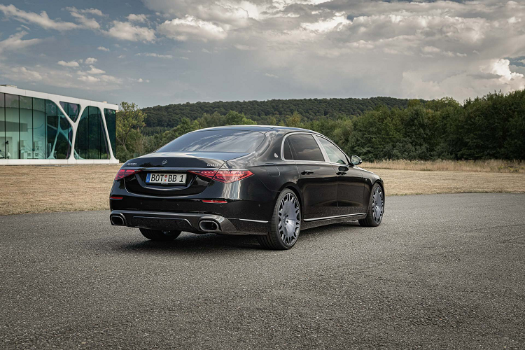 Huy hiệu Brabus Masterpiece hiện diện trên chắn bùn trước và cột D. Nội thất sở hữu gam màu nổi bật hơn với da bọc màu xanh dương khác biệt. Bộ ghế da màu Xanh ngọc lam cùng họa tiết “Seashell Diamond” đặc trưng của Brabus và đường viền màu đen bổ sung thêm họa tiết.