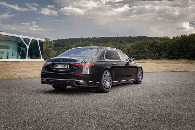 Huy hiệu Brabus Masterpiece hiện diện trên chắn bùn trước và cột D. Nội thất sở hữu gam màu nổi bật hơn với da bọc màu xanh dương khác biệt. Bộ ghế da màu Xanh ngọc lam cùng họa tiết “Seashell Diamond” đặc trưng của Brabus và đường viền màu đen bổ sung thêm họa tiết.