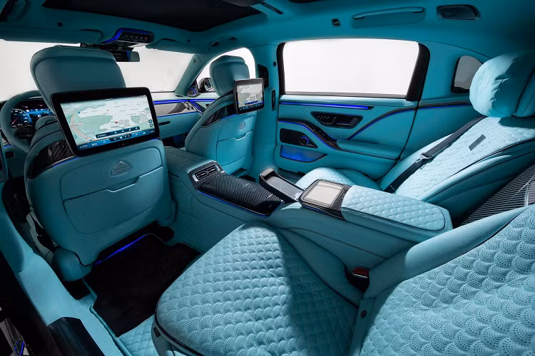 Mức công suất này đã tiến gần hơn với sức mạnh của phiên bản S680 cao cấp nhất. chính vì vạt, Brabus 600 có khả năng tăng tốc từ 0-100 km/h trong 4,5 giây, nhanh hơn 0,3 giây so với phiên bản S580 và ngang với thời gian của S680. Tốc độ tối đa vẫn được giới hạn điện tử ở mức 250 km/h.