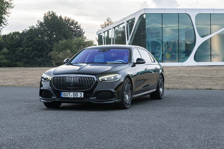 Về ngoại thất, chiếc xe Brabus 600 độ siêu sang được trang trí hàng loạt chi tiết làm bằng sợi carbon trên các viền bao quanh hốc hút gió, bộ chia nổi bật và trang trí bộ khuếch tán. Bộ mâm thông thường đã được thay thế bằng bộ mâm mới có lớp sơn hoàn thiện Shadow Chrome tối màu mang tên BRABUS Monoblock M “Platinum Edition” 22 inch Shadow Grey, mặc dù kiểu dáng cũng tương tự như nguyên bản. 