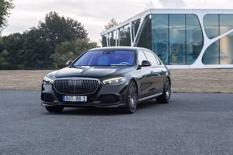 Về ngoại thất, chiếc xe Brabus 600 độ siêu sang được trang trí hàng loạt chi tiết làm bằng sợi carbon trên các viền bao quanh hốc hút gió, bộ chia nổi bật và trang trí bộ khuếch tán. Bộ mâm thông thường đã được thay thế bằng bộ mâm mới có lớp sơn hoàn thiện Shadow Chrome tối màu mang tên BRABUS Monoblock M “Platinum Edition” 22 inch Shadow Grey, mặc dù kiểu dáng cũng tương tự như nguyên bản. 