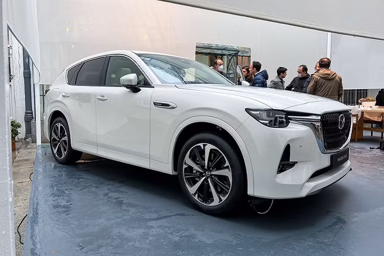 Mazda hiện đang tập trung nguồn lực cho dải sản phẩm CX-Series của mình, bao gồm 5 mẫu SUV "tiệm cận hạng sang" hoàn toàn mới. Trong đó, CX-50 đã được giới thiệu từ tháng 11 năm ngoái và CX-60 chỉ vừa ra mắt hồi tháng 3 năm nay. Mới đây là Mazda CX-70 2023 mới.