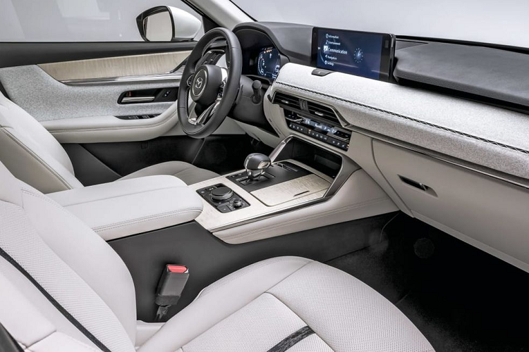 Đối với CX-60, xe sử dụng động cơ 2.5L kết hợp với mô-tơ điện, cho tổng công suất 322 mã lực, tuy nhiên bản hybrid trên CX-70 được cho là có công suất thấp hơn, hướng đến mục đích tiết kiệm nhiên liệu.