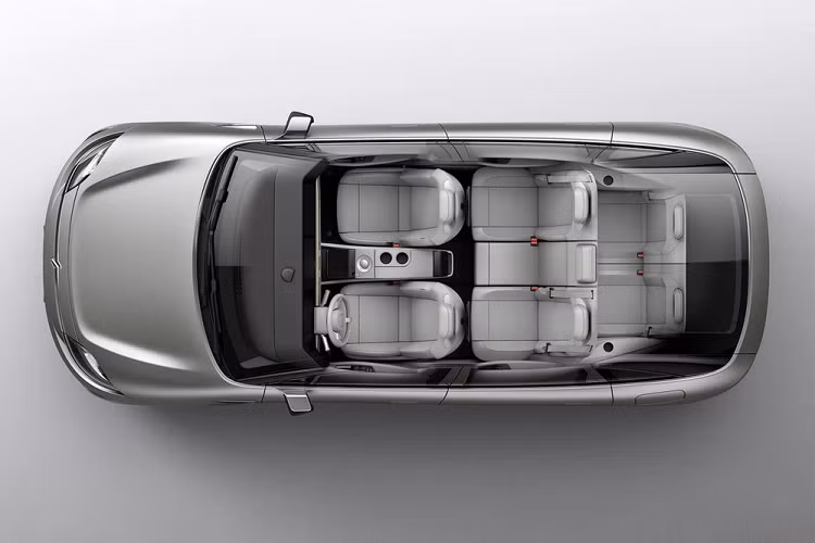 Trong khi đó, ở phía sau, Sony Vision-S 02 có dải đèn hậu LED khá mỏng và nối liền với nhau, nằm vắt ngang đuôi xe. Thiết kế này giúp phần đuôi xe trông như rộng hơn. Được xem như đối thủ tương lai của Tesla Model X cũng như VinFast VF8 (VF e35), Sony Vision-S 02 sở hữu chiều dài 4.895 mm, chiều rộng 1.930 mm, chiều cao 1.650 mm và chiều dài cơ sở 3.030 mm. Trong khi đó, chiều cao gầm của xe đạt mức 157 mm và trọng lượng lên đến 2.480 kg.