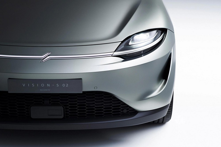 Khác với Vision-S 01 mang kiểu dáng sedan, Sony Vision-S 02 chạy điện lại là crossover. Tuy nhiên, Sony Vision-S 02 vẫn được áp dụng phong cách thiết kế giống với đàn anh Sony Vision-S 01. Tương tự Vision-S 01, Sony Vision-S 02 cũng được trang bị cụm đèn pha hình hạnh nhân, nối với nhau bằng lưới tản nhiệt phát sáng. Tiếp đến là hốc gió trung tâm hình thang khá rộng và 2 khe gió nhỏ ở góc cản trước.