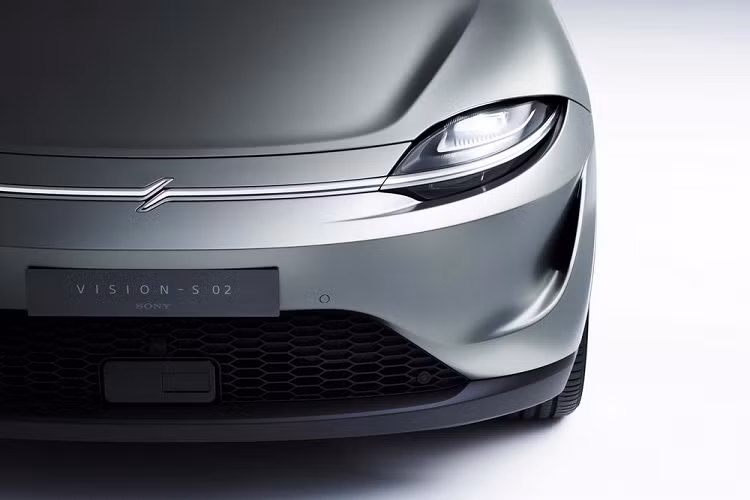 Khác với Vision-S 01 mang kiểu dáng sedan, Sony Vision-S 02 chạy điện lại là crossover. Tuy nhiên, Sony Vision-S 02 vẫn được áp dụng phong cách thiết kế giống với đàn anh Sony Vision-S 01. Tương tự Vision-S 01, Sony Vision-S 02 cũng được trang bị cụm đèn pha hình hạnh nhân, nối với nhau bằng lưới tản nhiệt phát sáng. Tiếp đến là hốc gió trung tâm hình thang khá rộng và 2 khe gió nhỏ ở góc cản trước.