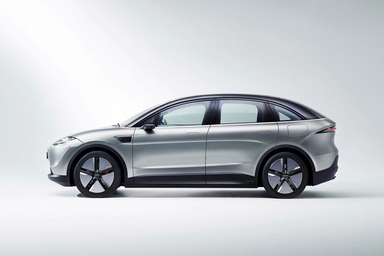 Bên sườn, Sony Vision-S 02 sở hữu thiết kế mượt mà và được sơn 2 màu theo đúng xu hướng hiện tại. Bộ vành 20 inch được thiết kế nhằm tối ưu hóa hiệu suất khí động lực học và tăng phạm vi di chuyển cho xe.