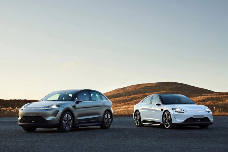 "Trái tim" của Sony Vision-S 02 là 2 mô-tơ điện, mang đến hệ dẫn động 4 bánh toàn thời gian cho xe. Mỗi mô-tơ điện này tạo ra công suất tối đa 268 mã lực. Nhờ đó, xe có tốc độ tối đa 180 km/h, thấp hơn 60 km/h so với Sony Vision-S 01 vì nặng hơn và hệ số lực cản không khí lớn hơn. Hiện hãng Sony chưa công bố phạm vi di chuyển và thời gian tăng tốc từ 0-100 km/h của Vision-S 02. Dự kiến, thời gian tăng tốc của xe sẽ thấp hơn mức 4,8 giây của Sony Vision-S 01.