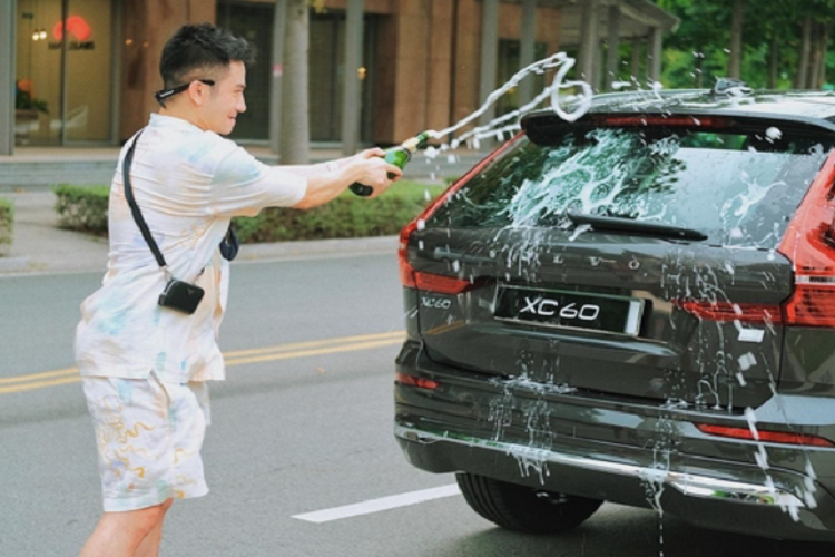 Mẫu xe SUV Volvo XC60 2022 sở hữu những đường nét thiết kế tương tự đàn anh XC90 với phong cách cứng cáp, mạnh mẽ. Phần đầu xe sắc sảo với những mảng vác chạy dài từ nắp capo, hốc đèn chiếu sáng, cản trước đến đèn sương mù.