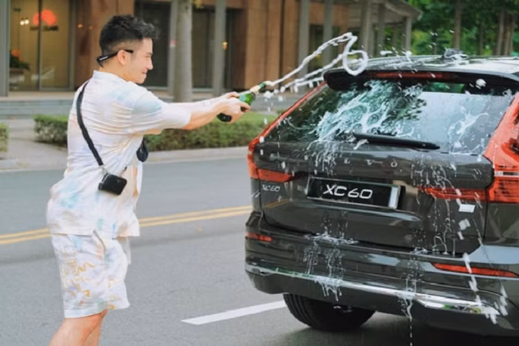 Mẫu xe SUV Volvo XC60 2022 sở hữu những đường nét thiết kế tương tự đàn anh XC90 với phong cách cứng cáp, mạnh mẽ. Phần đầu xe sắc sảo với những mảng vác chạy dài từ nắp capo, hốc đèn chiếu sáng, cản trước đến đèn sương mù.