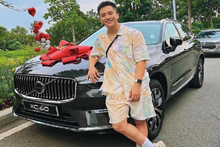 Chiếc Volvo XC60 2022 của Vũ Dino có ngoại thất màu đen và thuộc bản XC60 Recharge T8 (Plug-in Hybrid) cao nhất tại Việt Nam, xe có giá bán chính hãng từ 2,75 tỷ đồng, chưa gồm các tùy chọn bổ sung (nếu có).