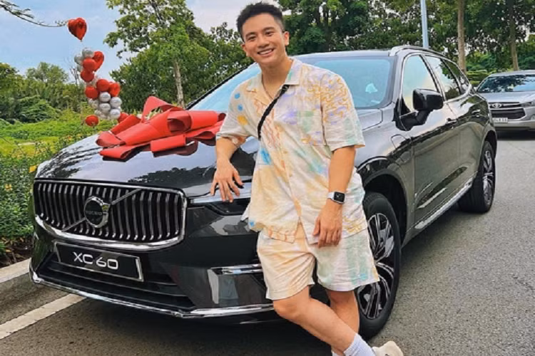 Chiếc Volvo XC60 2022 của Vũ Dino có ngoại thất màu đen và thuộc bản XC60 Recharge T8 (Plug-in Hybrid) cao nhất tại Việt Nam, xe có giá bán chính hãng từ 2,75 tỷ đồng, chưa gồm các tùy chọn bổ sung (nếu có).