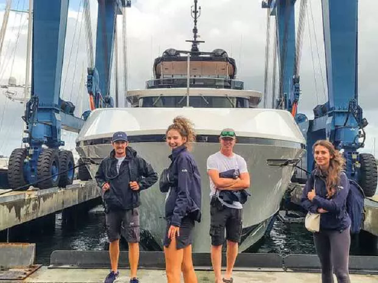 Nhan luong hon 100 trieu dong/thang, co gai con duoc bao an uong, du lich khap the gioi-Hinh-2