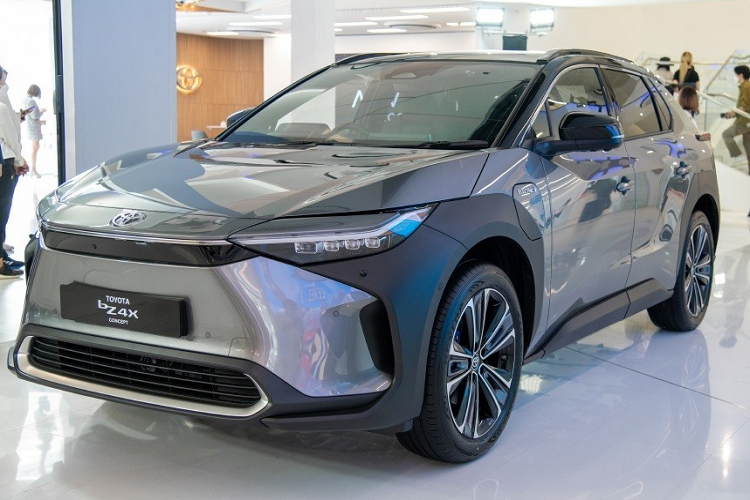 Toyota bZ4X da san xuat tro lai sau loi dang chay 