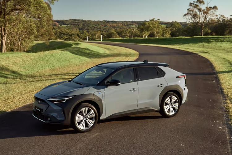 Được phát triển dựa trên cơ sở gầm bệ e-TNGA dành riêng cho ô tô điện, Toyota bZ4X có cả phiên bản dẫn động cầu trước FWD và dẫn động 4 bánh toàn thời gian AWD. Ở phiên bản FWD, xe được trang bị 1 mô-tơ điện nằm trên cầu trước, tạo ra công suất tối đa 201 mã lực và mô-men xoắn cực đại 265 Nm. Trong khi đó, phiên bản AWD dùng 2 mô-tơ điện nằm trên 2 cầu, cho công suất tổng cộng 215 mã lực và mô-men xoắn cực đại 336 Nm.