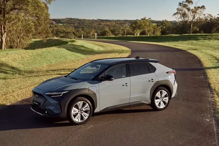 Được phát triển dựa trên cơ sở gầm bệ e-TNGA dành riêng cho ô tô điện, Toyota bZ4X có cả phiên bản dẫn động cầu trước FWD và dẫn động 4 bánh toàn thời gian AWD. Ở phiên bản FWD, xe được trang bị 1 mô-tơ điện nằm trên cầu trước, tạo ra công suất tối đa 201 mã lực và mô-men xoắn cực đại 265 Nm. Trong khi đó, phiên bản AWD dùng 2 mô-tơ điện nằm trên 2 cầu, cho công suất tổng cộng 215 mã lực và mô-men xoắn cực đại 336 Nm.