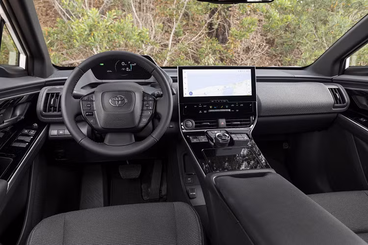 Theo đó, vào hồi tháng 6 năm nay, hãng Toyota đã đưa ra thông báo triệu hồi đối với tổng cộng 2.700 chiếc bZ4X trên toàn cầu vì nguy cơ rơi bánh khi đang chạy. Trong số này, có có 260 chiếc ở thị trường Mỹ, 2.200 chiếc ở châu Âu, 110 chiếc ở Nhật Bản, 20 chiếc ở Canada và những chiếc còn lại ở các thị trường khác trên thế giới.