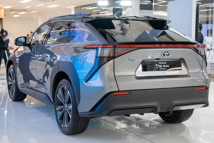 . Có thể nói, SUV điện Toyota bZ4X là mẫu xe khiến báo giới tốn không ít giấy mực trong thời gian qua. Không chỉ là mẫu ôtô điện thương mại đầu tiên của Toyota, bZ4X còn thu hút sự chú ý vì chiến dịch triệu hồi khá "lùm xùm" cách đây vài tháng.