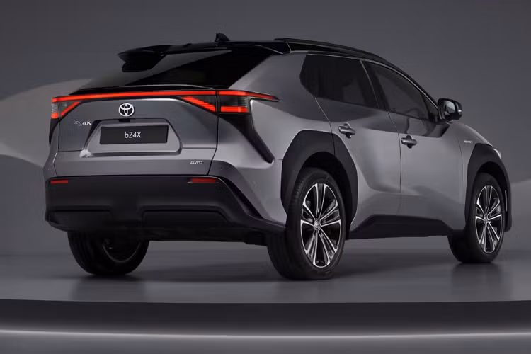 Tuy nhiên, vận đen vẫn chưa buông tha cho mẫu ôtô điện này. Theo tờ Automotive News Europe, hãng Toyota còn phát hiện và sửa lỗi liên quan đến túi khí của bZ4X. Nguyên nhân là do túi khí không được lắp đặt đúng cách tại nhà máy. Ngoài Bắc Mỹ và châu Âu, Toyota bZ4X hiện còn được bán tại một số thị trường Đông Nam Á như Thái Lan. Tại thị trường Thái Lan, Toyota bZ4X có giá 1,865 triệu Baht (khoảng 1,18 tỷ đồng). 