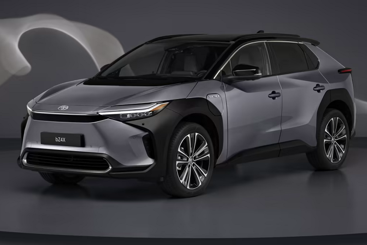 Nguyên nhân Toyota bZ4X bị triệu hồi bắt nguồn từ bu-lông trên bánh xe. Bu-lông này có thể bị lỏng và khiến bánh rơi khỏi xe, gây mất an toàn cho người dùng. Theo Bộ Giao thông Nhật Bản, nếu Toyota bZ4X ôm cua hoặc phanh gấp thì bánh xe càng dễ bị rơi ra. Đó là lý do vì sao Toyota khuyên người dùng không nên tiếp tục lái những chiếc bZ4X thuộc diện triệu hồi cho đến khi hãng tìm ra cách khắc phục lỗi.
