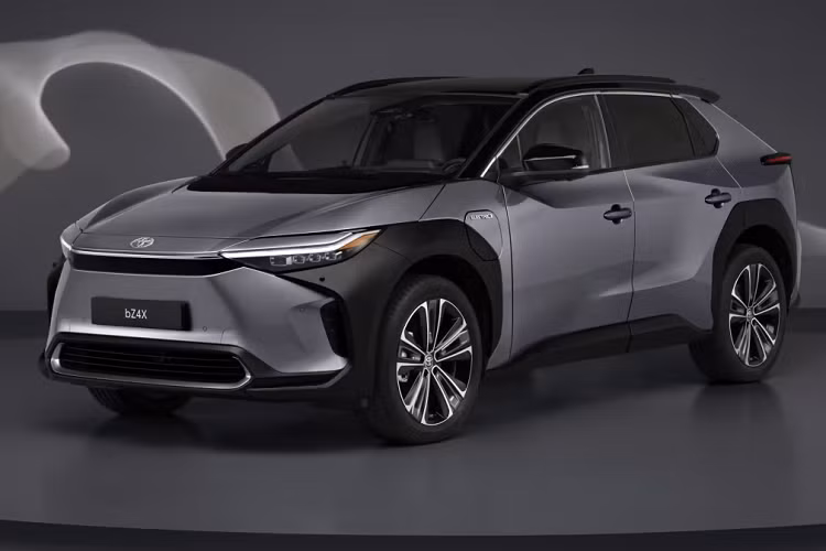 Nguyên nhân Toyota bZ4X bị triệu hồi bắt nguồn từ bu-lông trên bánh xe. Bu-lông này có thể bị lỏng và khiến bánh rơi khỏi xe, gây mất an toàn cho người dùng. Theo Bộ Giao thông Nhật Bản, nếu Toyota bZ4X ôm cua hoặc phanh gấp thì bánh xe càng dễ bị rơi ra. Đó là lý do vì sao Toyota khuyên người dùng không nên tiếp tục lái những chiếc bZ4X thuộc diện triệu hồi cho đến khi hãng tìm ra cách khắc phục lỗi.