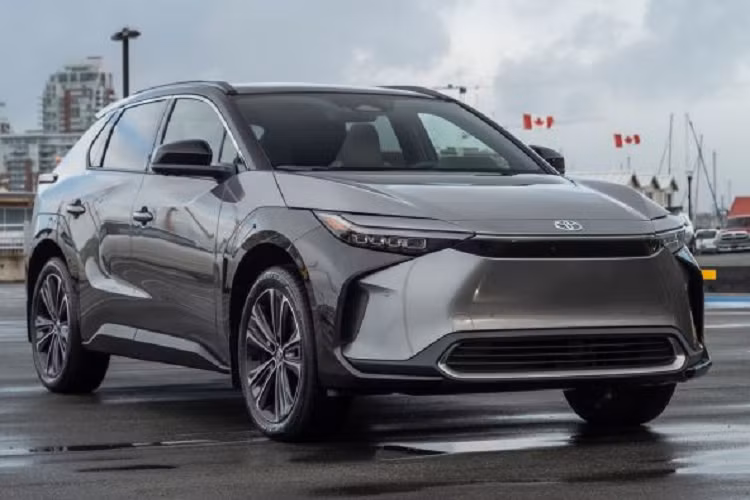 Phiên bản nào của xe cũng được trang bị cụm pin lithium-ion 71,4 kWh. Phạm vi di chuyển của phiên bản FWD là gần 500 km và phiên bản AWD là 460 km. Người dùng có thể sạc pin bằng sạc chậm 6,6 kW hoặc sạc nhanh 150 kW. Với hệ thống sạc nhanh, dung lượng pin sẽ tăng lên 80% trong thời gian chỉ 30 phút.