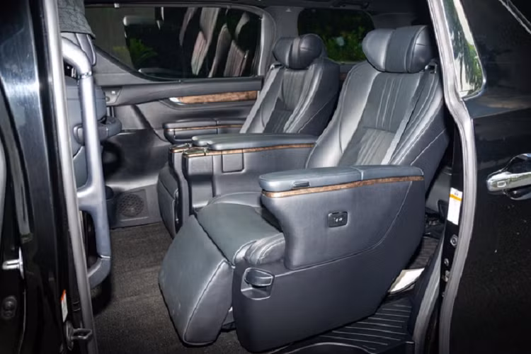 Ghế lái và ghế phụ bọc da chỉnh điện đa hướng. Những tính năng hiện đại như phanh tay điện tử, công nghệ Auto hold, chế độ tiết kiệm nhiên liệu, dừng động cơ tạm thời... được kích hoạt bằng nút bấm nhỏ gọn.