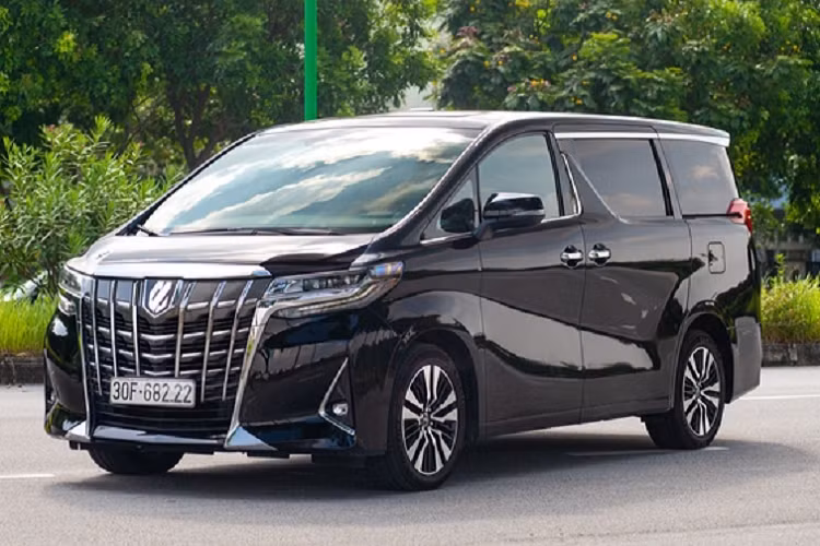 Toyota Alphard sử dụng động cơ V6 3.5L, công suất cực đại 296 mã lực cùng mô-men xoắn cực đại 361 Nm. Hộp số tự động 8 cấp kết hợp với dẫn động cầu trước.