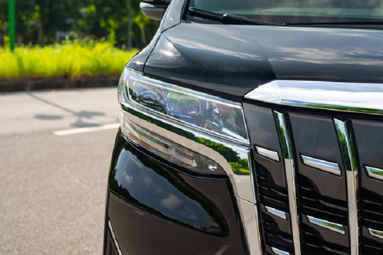 Điểm nổi bật nhất trên Toyota Alphard chính là hệ thống hàng ghế thứ hai với 2 ghế ngồi mô phỏng khoang hạng thương gia trên máy bay giúp chủ xe có trải nghiệm thoải mái nhất.