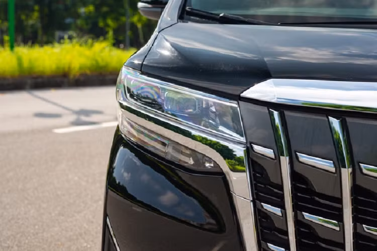 Điểm nổi bật nhất trên Toyota Alphard chính là hệ thống hàng ghế thứ hai với 2 ghế ngồi mô phỏng khoang hạng thương gia trên máy bay giúp chủ xe có trải nghiệm thoải mái nhất.