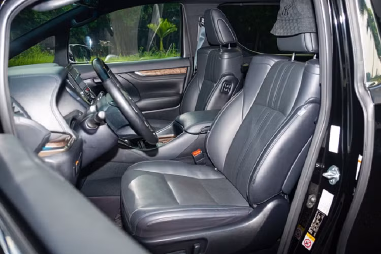 Đèn hậu LED to bản là điểm nhấn chính ở đuôi xe. Đèn hậu 2 bên được kết nối bằng ốp kim loại mạ chrome to bản tạo nên sự liền khối cho đuôi xe. Logo V6 và Alphard phiên bản Executive Lounge đặt phía dưới.