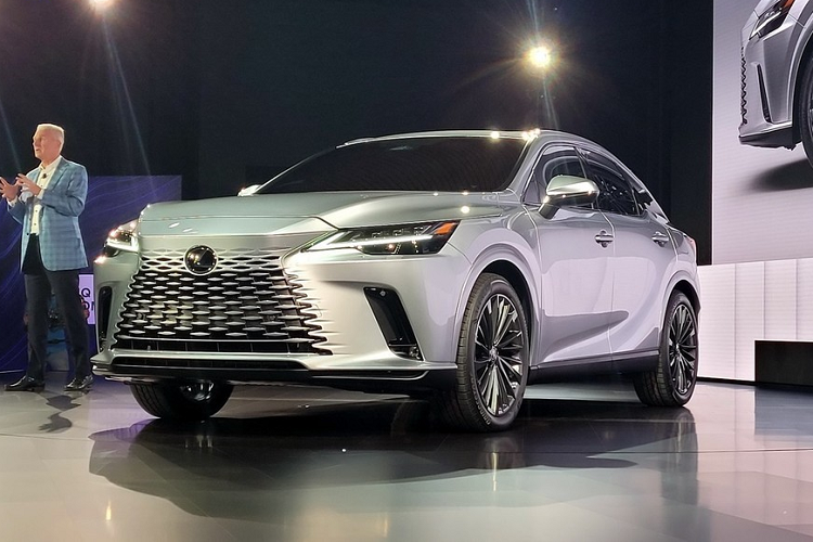Lexus RX thế hệ mới đã lần đầu tiên ra mắt thị trường toàn cầu vào hồi đầu tháng 6/2022. Đến nay, thông tin về thời điểm ra mắt, giao xe và giá bán của Lexus RX 2023 tại Việt Nam đã được nhân viên tư vấn bán hàng tại đại lý hé lộ.