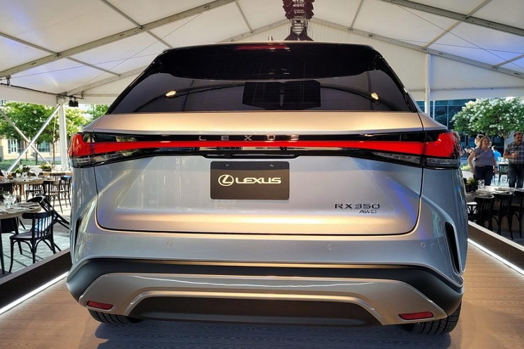 Cuối cùng là gói công nghệ an toàn chủ động Lexus Safety System+ 3.0, bao gồm hệ thống kiểm soát hành trình ở mọi dải tốc độ, tính năng kiểm soát tốc độ khi vào cua mới, hệ thống ngăn va chạm sớm nâng cấp đi kèm tính năng phát hiện người đi bộ, hỗ trợ tránh va chạm ở giao lộ và phát hiện môtô mới.