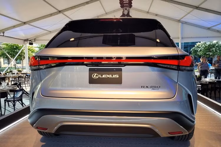 Cuối cùng là gói công nghệ an toàn chủ động Lexus Safety System+ 3.0, bao gồm hệ thống kiểm soát hành trình ở mọi dải tốc độ, tính năng kiểm soát tốc độ khi vào cua mới, hệ thống ngăn va chạm sớm nâng cấp đi kèm tính năng phát hiện người đi bộ, hỗ trợ tránh va chạm ở giao lộ và phát hiện môtô mới.