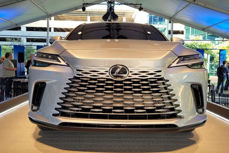 Theo đó, mẫu SUV hạng sang này dự kiến sẽ chính thức ra mắt thị trường Việt Nam vào cuối năm nay với tổng cộng 4 phiên bản, bao gồm Lexus RX 350 Premium, RX 350 Luxury, RX 350 F Sport và RX 500h. Giá xe Lexus RX 2023 dự kiến của 4 phiên bản này lần lượt là 4,1 tỷ đồng, 4,7 tỷ đồng, 4,9 tỷ đồng và 5,2 tỷ đồng.