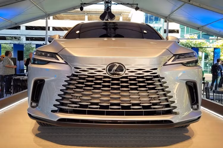 Theo đó, mẫu SUV hạng sang này dự kiến sẽ chính thức ra mắt thị trường Việt Nam vào cuối năm nay với tổng cộng 4 phiên bản, bao gồm Lexus RX 350 Premium, RX 350 Luxury, RX 350 F Sport và RX 500h. Giá xe Lexus RX 2023 dự kiến của 4 phiên bản này lần lượt là 4,1 tỷ đồng, 4,7 tỷ đồng, 4,9 tỷ đồng và 5,2 tỷ đồng.