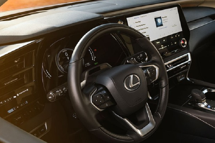 Ở thế hệ mới, mẫu xe này mang trên mình thiết kế ngoại thất gây tranh cãi. Trong đó, chi tiết được bình luận nhiều hơn cả chính là lưới tản nhiệt hình con suốt mới. Ngoài ra, mẫu SUV hạng sang này còn có cụm đèn pha mới, tích hợp dải đèn LED định vị ban ngày hình chữ "L"