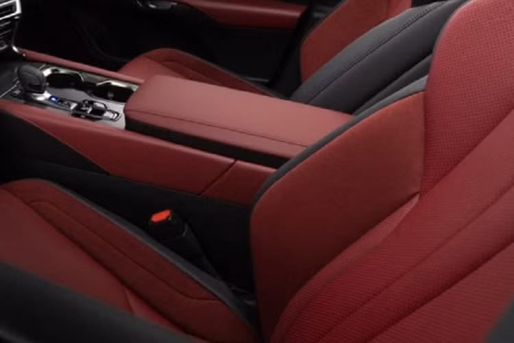 Ở piên bản F Sport, Lexus RX 2023 sẽ có thêm vô lăng bọc da, tích hợp lẫy chuyển số, bộ bàn đạp bằng nhôm, tappi cửa bọc da lộn, ốp bậc cửa F Sport, cửa sổ trời toàn cảnh Panorama và màn hình hiển thị thông tin kính lái HUD.