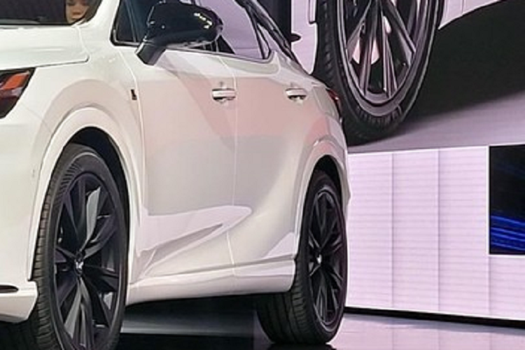 Chỉ biết rằng, hãng sẽ bắt đầu giao xe cho khách hàng vào quý II năm sau. Như thông tin đã đưa, Lexus RX thế hệ mới được phát triển dựa trên cơ sở gầm bệ GA-K tương tự ES và NX. So với thế hệ cũ, xe có chiều dài cơ sở tăng 60 mm, trọng lượng giảm 89,8 kg trong khi chiều dài vẫn giữ nguyên ở mức 4.890 mm.