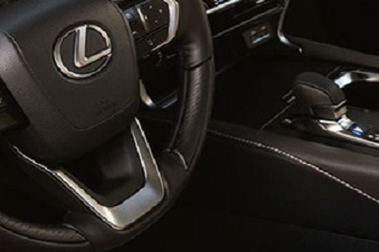 Đèn sương mù nhỏ tích hợp vào khe gió nằm dọc trên cản trước, vành la-zăng có đường kính từ 19 - 21 inch, đèn hậu nối liền với nhau, nằm vắt ngang đuôi xe và tem chữ nổi "Lexus" thay cho logo hãng trên cửa cốp. Riêng phiên bản F Sport sẽ có thêm cản trước/sau, lưới tản nhiệt và la-zăng khác biệt.