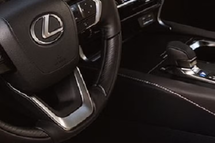 Đèn sương mù nhỏ tích hợp vào khe gió nằm dọc trên cản trước, vành la-zăng có đường kính từ 19 - 21 inch, đèn hậu nối liền với nhau, nằm vắt ngang đuôi xe và tem chữ nổi "Lexus" thay cho logo hãng trên cửa cốp. Riêng phiên bản F Sport sẽ có thêm cản trước/sau, lưới tản nhiệt và la-zăng khác biệt.