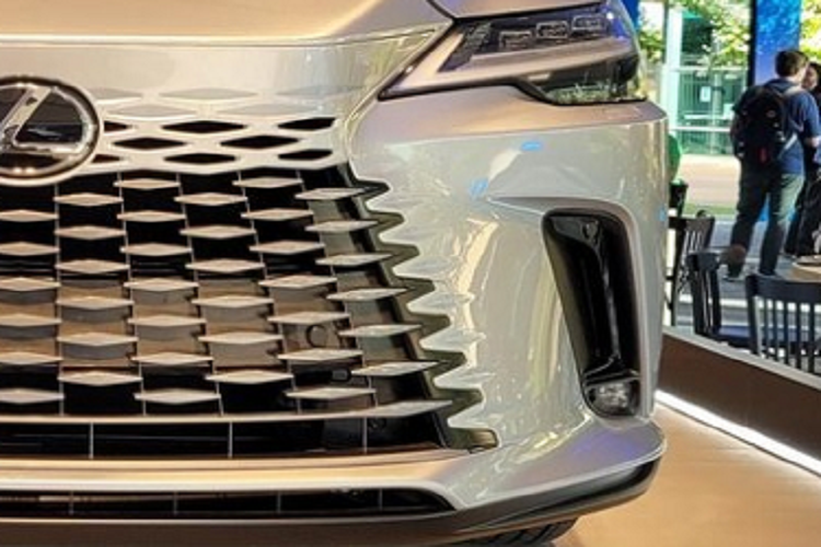 Như vậy, giá khởi điểm của mẫu xe SUV Lexus RX 2023 cao hơn so với mức dự kiến 3,6 tỷ đồng trước đó. Có thể thấy, ở thế hệ mới, Lexus RX tại Việt Nam không còn phiên bản RX 300, RX 350L và RX 450h như trước. Đồng thời, giá khởi điểm của mẫu SUV hạng sang này cũng tăng đến 920 triệu đồng. Trong khi đó, bản cao cấp nhất của Lexus RX 2023 đắt hơn trước 560 triệu đồng.