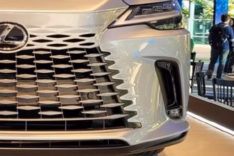 Như vậy, giá khởi điểm của mẫu xe SUV Lexus RX 2023 cao hơn so với mức dự kiến 3,6 tỷ đồng trước đó. Có thể thấy, ở thế hệ mới, Lexus RX tại Việt Nam không còn phiên bản RX 300, RX 350L và RX 450h như trước. Đồng thời, giá khởi điểm của mẫu SUV hạng sang này cũng tăng đến 920 triệu đồng. Trong khi đó, bản cao cấp nhất của Lexus RX 2023 đắt hơn trước 560 triệu đồng.