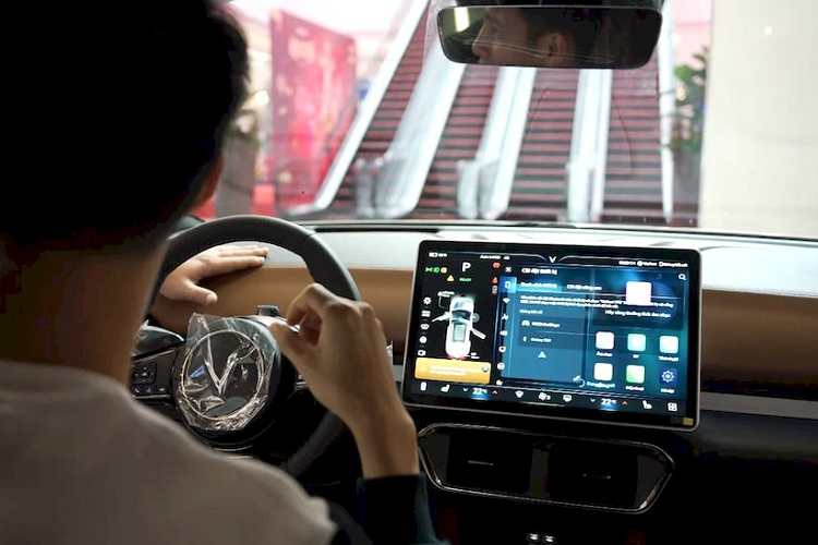 VinFast VF8 của Đỗ Hùng Dũng thuộc phân khúc SUV cỡ D, có thiết kế 5 chỗ ngồi, kích thước tổng thể các chiều dài, rộng, cao lần lượt là 4.750 x 1.934 x 1.667 (mm). Xe được trang bị hệ thống trợ lái nâng cao (ADAS) với loạt tính năng tiên tiến như hỗ trợ lái trên đường cao tốc, tự động chuyển làn, hỗ trợ đỗ xe thông minh, triệu tập xe thông minh, hỗ trợ đỗ xe từ xa…