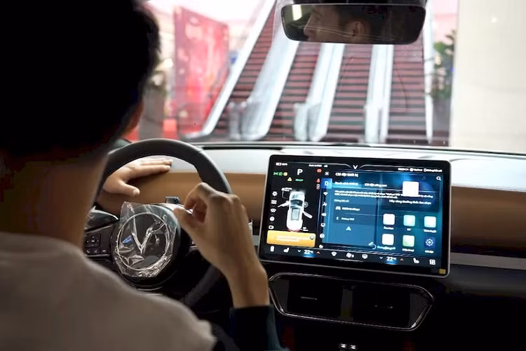 VinFast VF8 của Đỗ Hùng Dũng thuộc phân khúc SUV cỡ D, có thiết kế 5 chỗ ngồi, kích thước tổng thể các chiều dài, rộng, cao lần lượt là 4.750 x 1.934 x 1.667 (mm). Xe được trang bị hệ thống trợ lái nâng cao (ADAS) với loạt tính năng tiên tiến như hỗ trợ lái trên đường cao tốc, tự động chuyển làn, hỗ trợ đỗ xe thông minh, triệu tập xe thông minh, hỗ trợ đỗ xe từ xa…