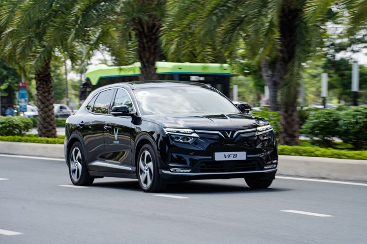 Ngoài ra, khách hàng sở hữu VinFast VF8 còn được hưởng loạt chính sách chăm sóc khách hàng và dịch vụ hậu mãi như bảo hành chính hãng 10 năm cao hàng đầu thế giới, cứu hộ pin 24/7 (Mobile Charging), sửa chữa bảo dưỡng lưu động (Mobile Service), cứu hộ miễn phí 24/7 trong suốt thời gian bảo hành…