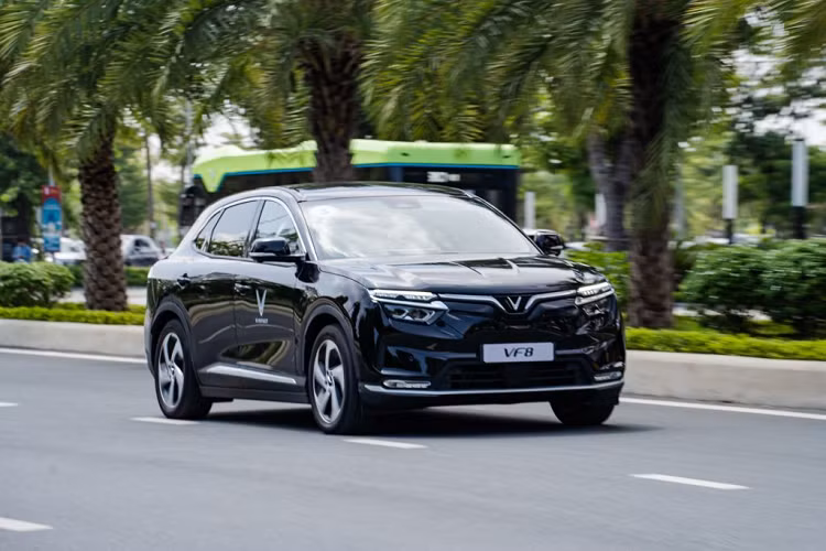 Ngoài ra, khách hàng sở hữu VinFast VF8 còn được hưởng loạt chính sách chăm sóc khách hàng và dịch vụ hậu mãi như bảo hành chính hãng 10 năm cao hàng đầu thế giới, cứu hộ pin 24/7 (Mobile Charging), sửa chữa bảo dưỡng lưu động (Mobile Service), cứu hộ miễn phí 24/7 trong suốt thời gian bảo hành…