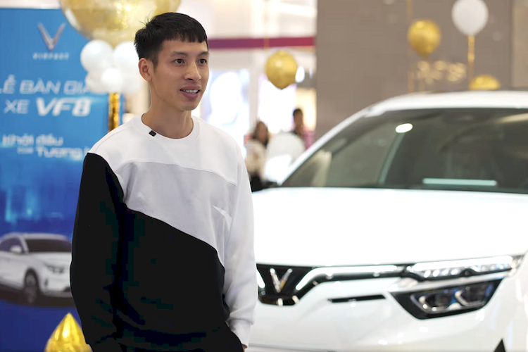 "Mình nghĩ tương lai sẽ là xe điện và đây là chiếc xe mà mình rất kỳ vọng. Mình tin chiếc xe này sẽ giúp mình di chuyển tốt hơn, phục vụ cuộc sống tốt hơn cho cả gia đình”, tiền vệ Hùng Dũng cho biết khi nhận xe Vinfast VF8.